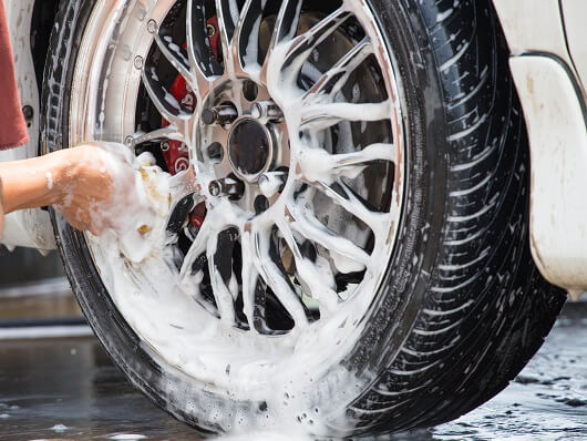 detailer-cleaning-polished-mag-wheel-rim.jpg